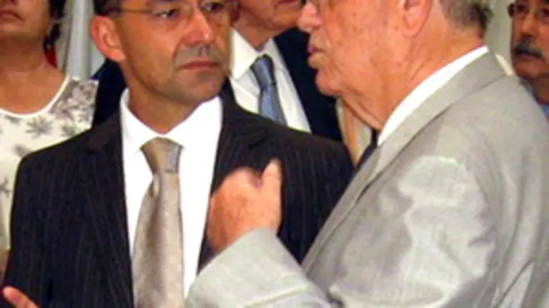  El presidente Paulino Rivero (izda.) se muestra solidario con los afectados.