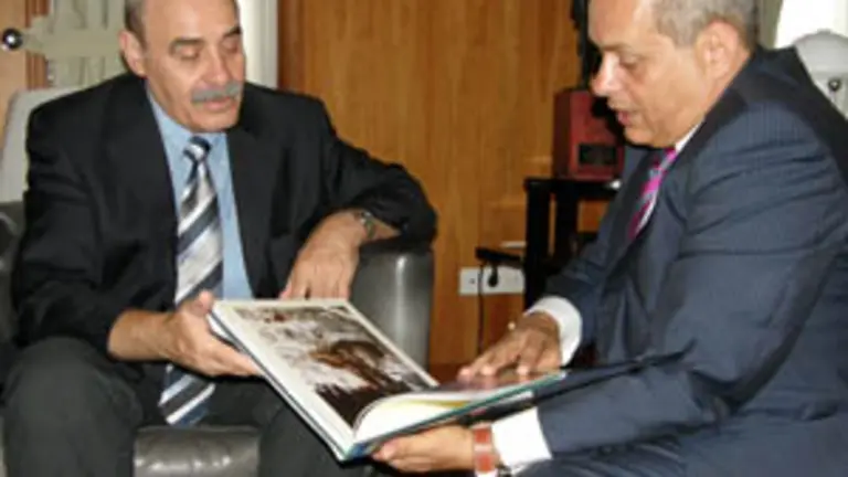  Efraín Medina (Dcha.) con el cónsul de Cuba en Canarias, Julio Álvarez.