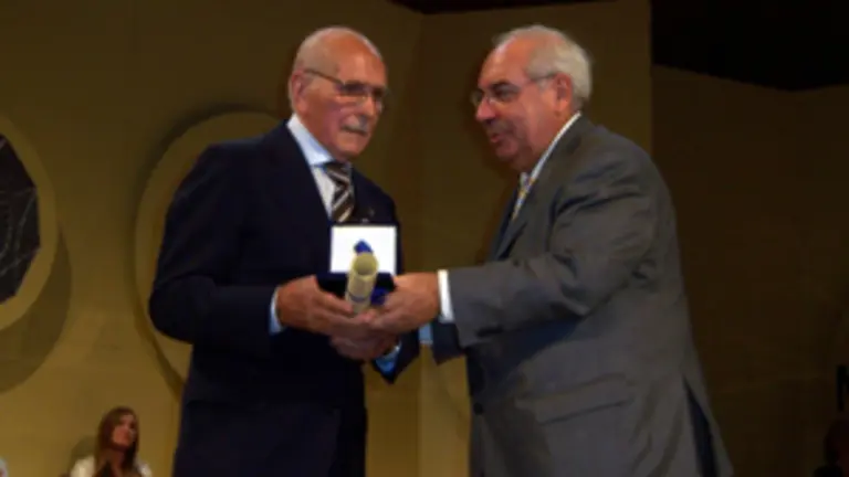  Venancio Blanco, presidente del Club Tinetense, recibe la Medalla de Platas.