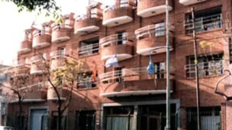  Fachada del Club Tinetense Residencia Asturiana.