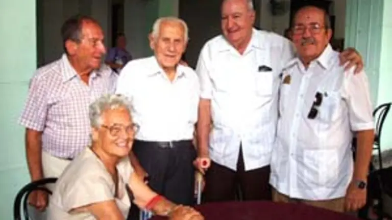  Constantino Das Luces, segundo por la izquierda, junto a un grupo de asturianos en la isla cubana.