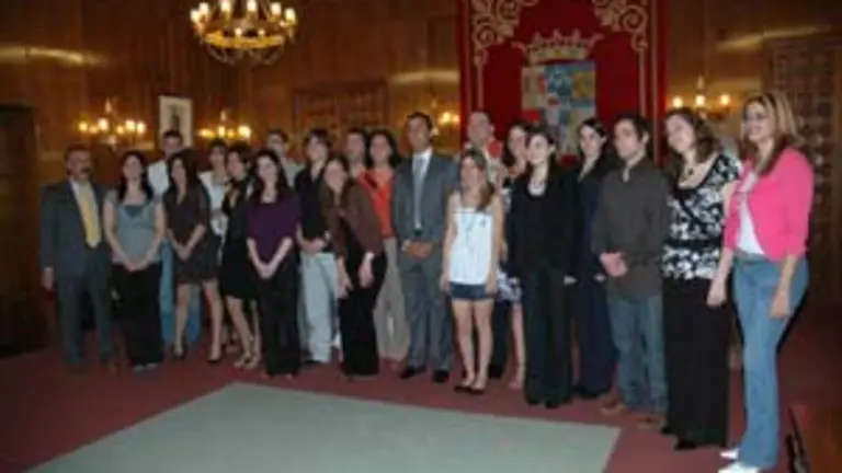 El presidente de la Diputación de Zamora con los jóvenes descendientes de emigrantes.