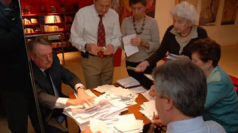  Integrantes de la lista única recuentan los votos.