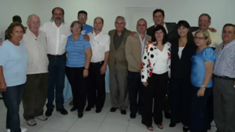  G&oacute;mez Besteiro y Roel Rivas posan junto a algunos lucenses y a la Junta Directiva de la &lsquo;Asociaci&oacute;n Fillos da Provincia de Lugo&rsquo;.