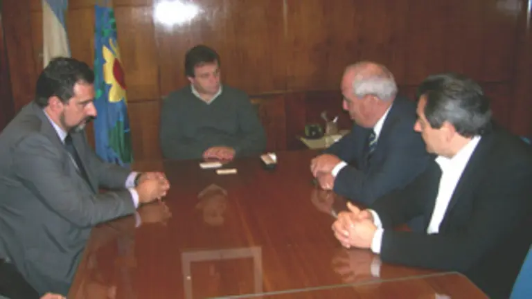  De izda. a dcha., Juan Carlos P&eacute;rez, el intendente Gustavo Arnaldo Pulti, Rafael M&eacute;ndez y Evaristo Oro&ntilde;a.