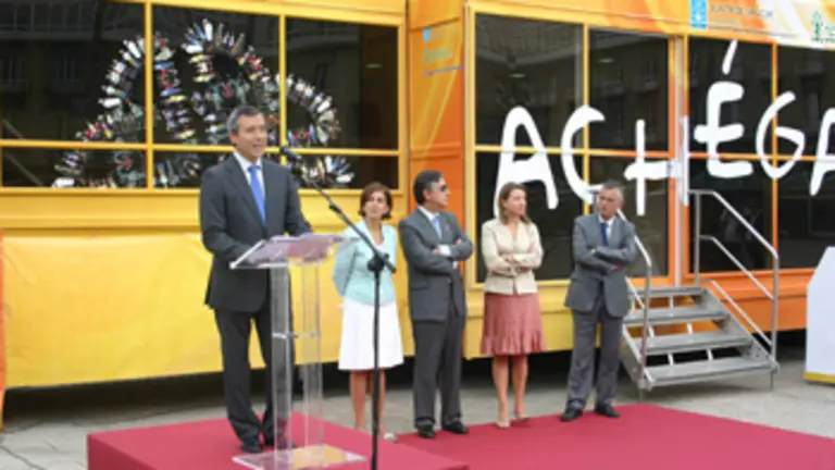  Julio Fern&aacute;ndez Mato, acompa&ntilde;ado por el resto de autoridades, en la presentaci&oacute;n de la campa&ntilde;a en A Coru&ntilde;a.