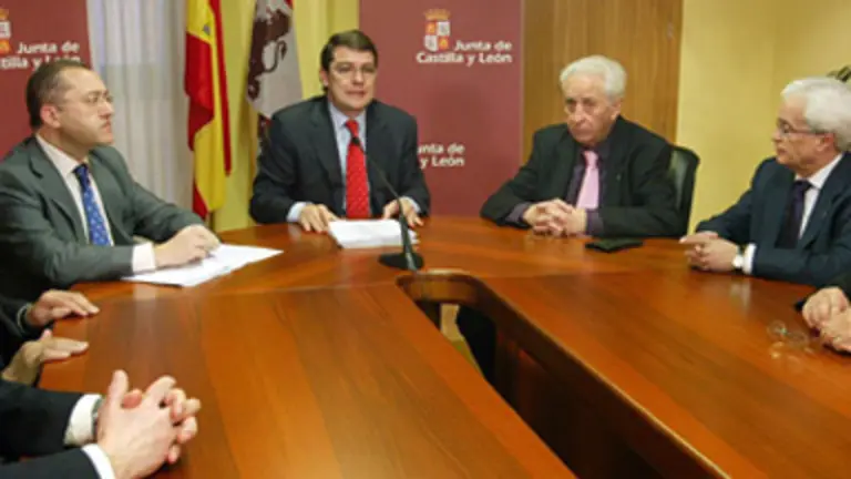  Fernández Mañueco, durante una reunión anterior del Consejo de la Emigración.