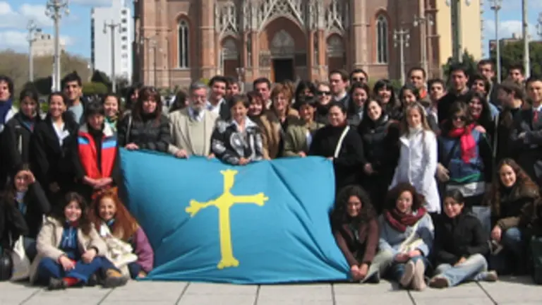  Mar&iacute;a Jos&eacute; Ramos y Mar&iacute;a Eugenia &Aacute;lvarez posaron con los participantes del Congreso, celebrado en La Plata.