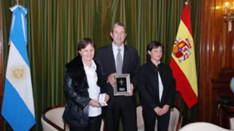 María José Ramos y Julio Cobos, acompañados por María Eugenia Álvarez, muestran los regalos que se intercambiaron.