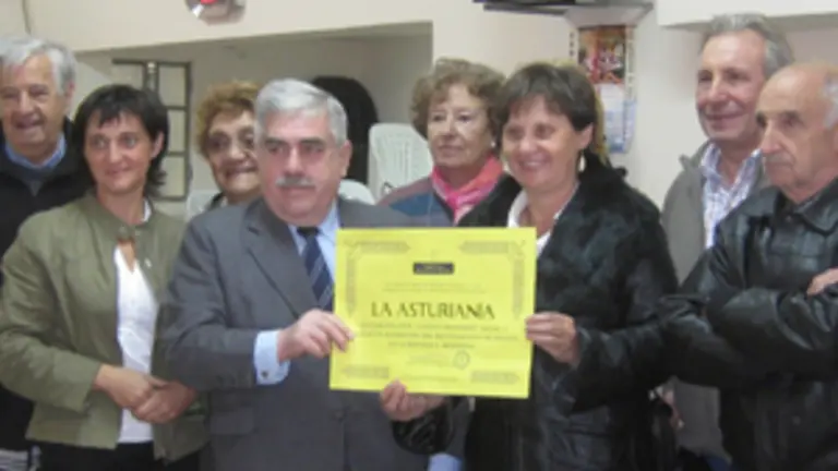 Ramos y &Aacute;lvarez entregan el reconocimiento de asturian&iacute;a.