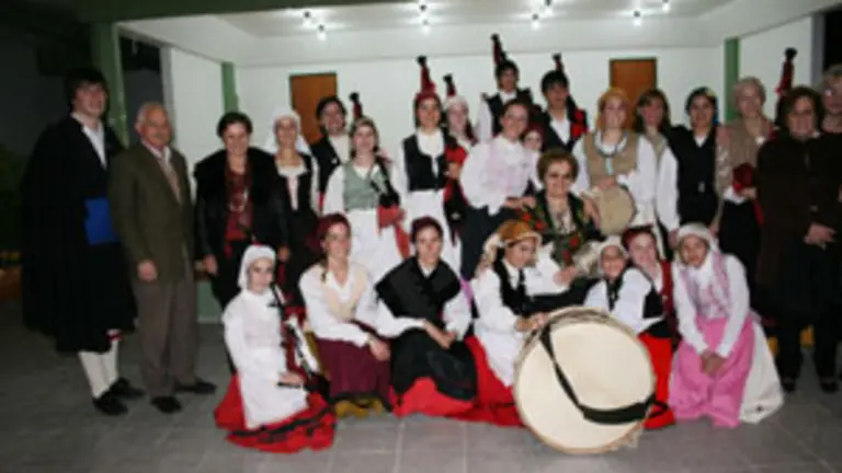  La consejera Ramos y el presidente del Centro Asturiano posan junto a los integrantes del grupo art&iacute;stico de la entidad.