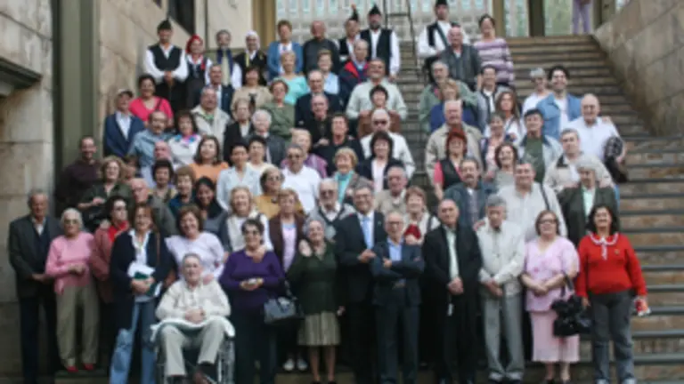  Ruiz, con los participantes en el programa A&ntilde;oranza.