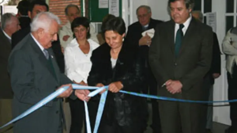  La consejera y el presidente cortan las cintas inaugurales de las mejoras realizadas en el Colegio Covadonga.