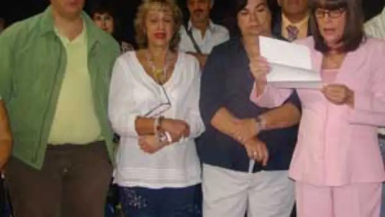  Guillermina Hernández -segunda por la dcha.- durante la visita.