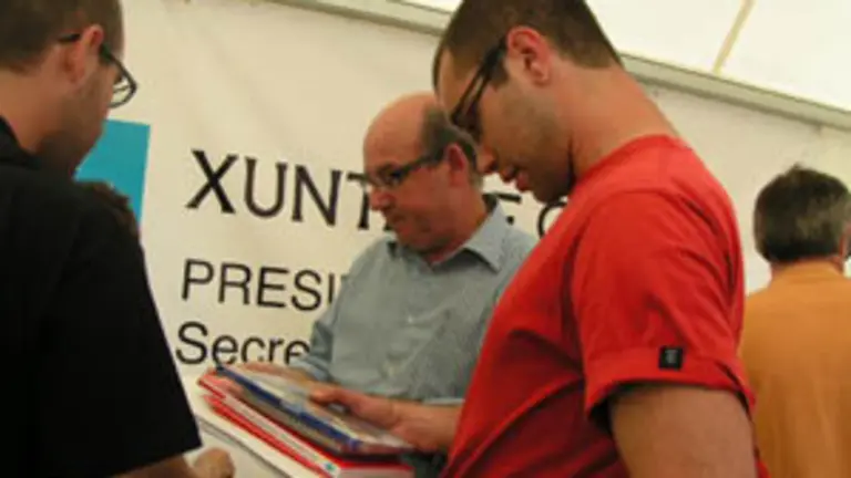  Manuel Luis Rodr&iacute;guez, junto a unos j&oacute;venes gallegos, durante una reciente estancia en Frankfurt.