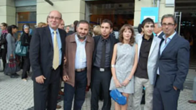 Rodriguez posa con miembros de la colectividad gallega en Euskadi.