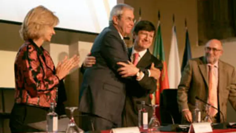  Emilio P&eacute;rez Touri&ntilde;o y Carlos Lage se abrazan tras la firma del acuerdo constitutivo de la AECT.