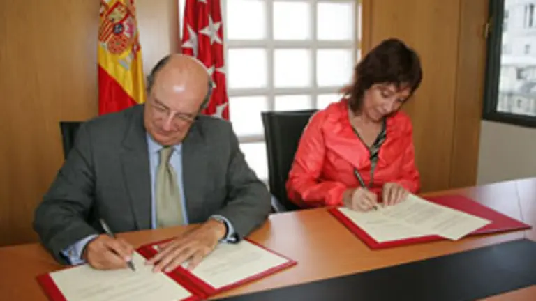  Santiago Fisas y Liliana Amalia Mazure, durante la firma del convenio.