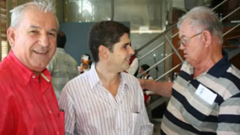  Ogando, Santiago Gonz&aacute;lez y Manolo D&iacute;az, durante el homenaje a Cougil