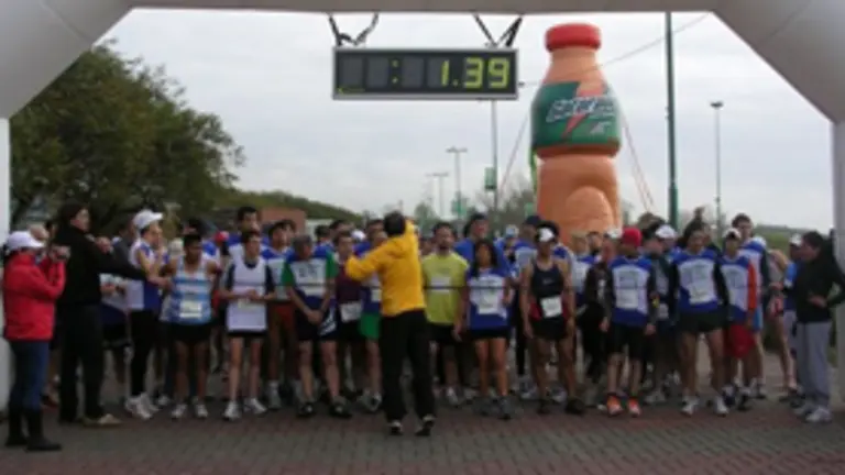  Los participantes del &lsquo;Cross Covadonga&rsquo;, ante la l&iacute;nea de salida.