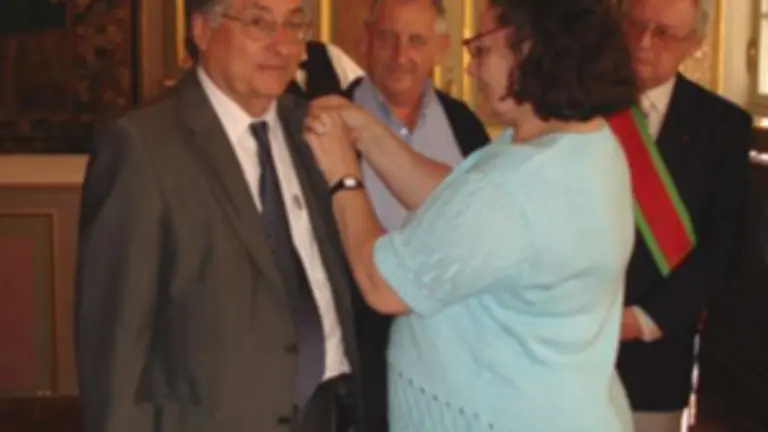  Pilar Granda impone a De la Cera el galard&oacute;n.