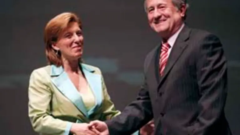  La consejera de Cultura, María José Salgueiro, entrega el premio a Francisco Luis Simeni Santoni.