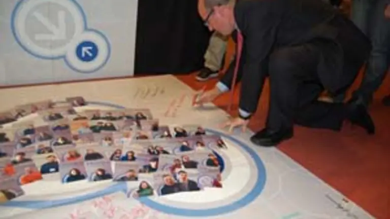  Rodr&iacute;guez, en el momento de firmar en el panel de participantes.