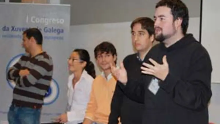  Los j&oacute;venes exponen las conclusiones de este primer congreso.