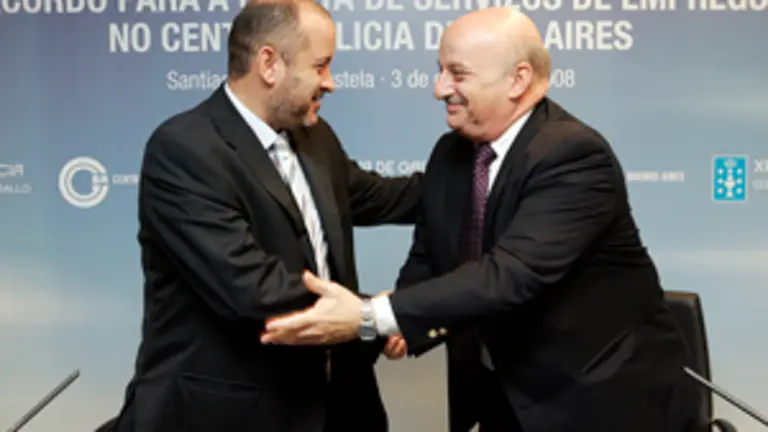  Ricardo Varela y H&eacute;ctor Fern&aacute;ndez, durante la firma del protocolo.