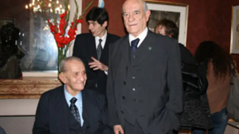  Manuel Cao Corral y Jorge Alonso, en la sala que lleva el nombre de Cao Turnes, durante la inauguraci&oacute;n de la muestra.