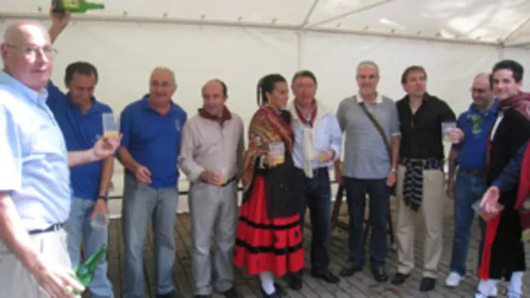  Autoridades locales de Logro&ntilde;o y provinciales de La Rioja, junto con miembros y amigos del Centro en las fiestas.