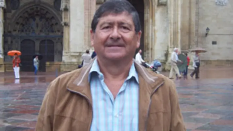  Jos&eacute; Rodr&iacute;guez, en la Plaza de la Catedral de Oviedo.