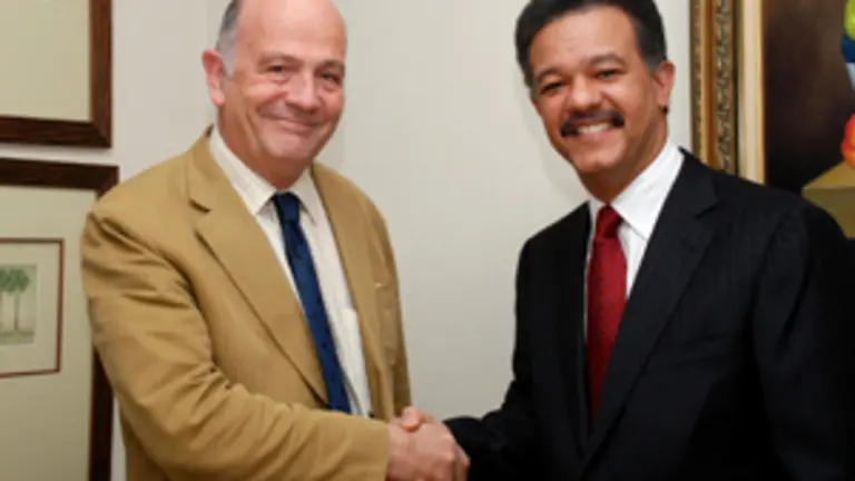  El vicerrector Manuel Alcántara –izda.– saluda al presidente de la República Dominicana, Leonel Fernández.