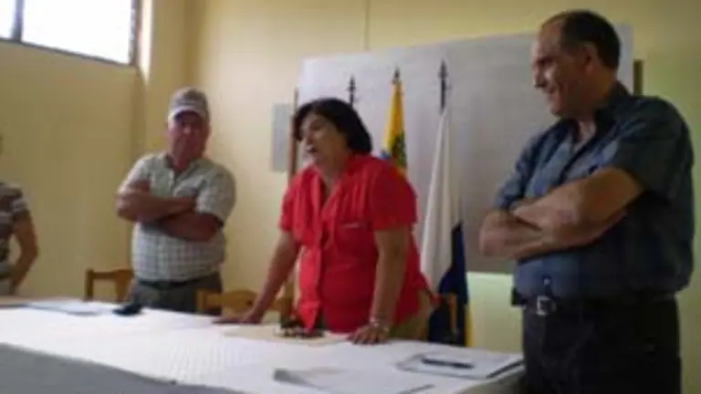 El presidente de la entidad, acompañando a la viceconsejera, y al delegado del Gobierno de Canarias.