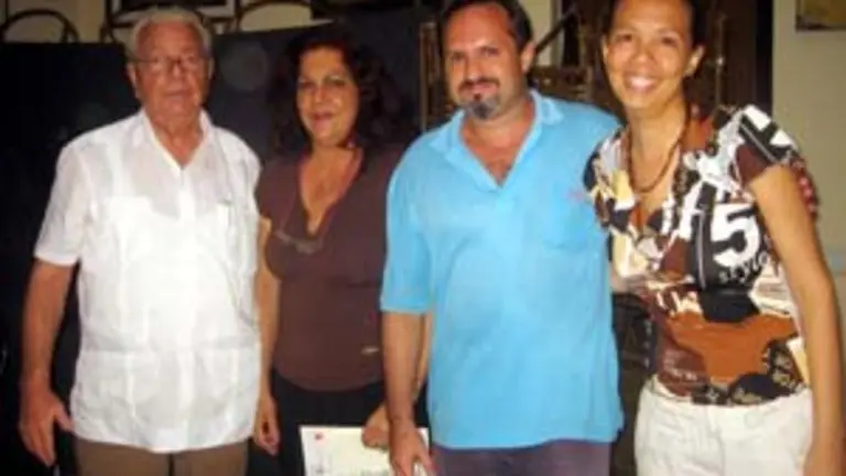  Carmelo González –a la izquierda– entregó los premios del coloquio.