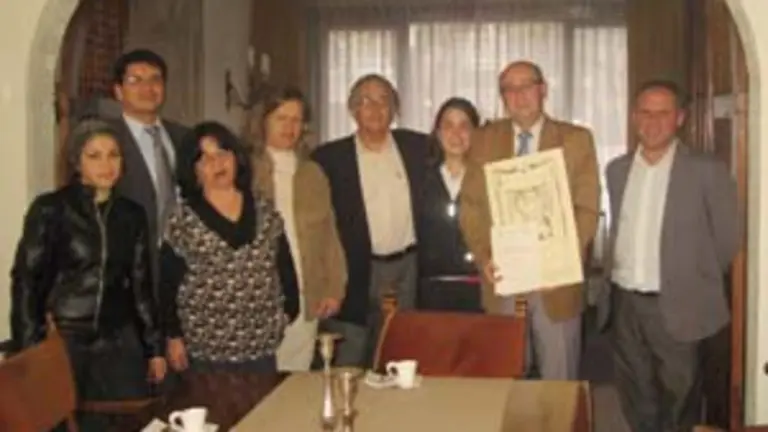  Manuel Luis Rodr&iacute;guez y Carlos Cort&oacute;n posan con profesores y alumnos del Instituto de Estudios Avanzados.
