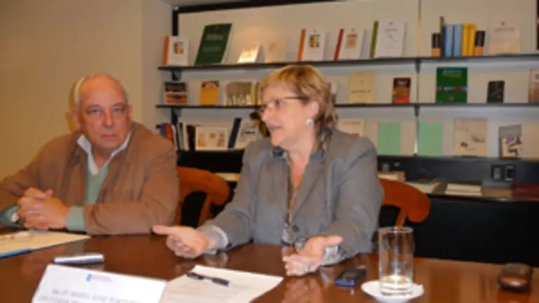 Osvaldo M&eacute;ndez y Mar&iacute;a Xos&eacute; Porteiro durante la presentaci&oacute;n de las jornadas en Argentina.