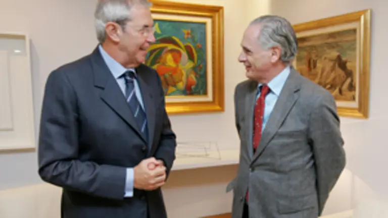  Emilio P&eacute;rez Touri&ntilde;o conversa con Alfredo Toro, durante el encuentro.