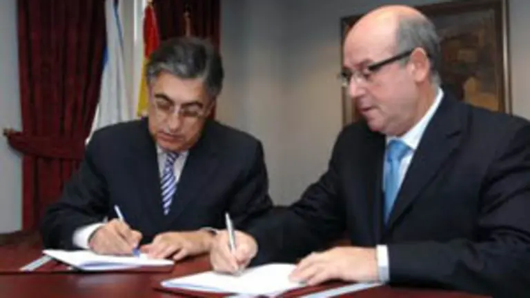  Fern&aacute;ndez Moreda &ndash;izda.&ndash; y Manuel Luis Rodr&iacute;guez, durante la firma.