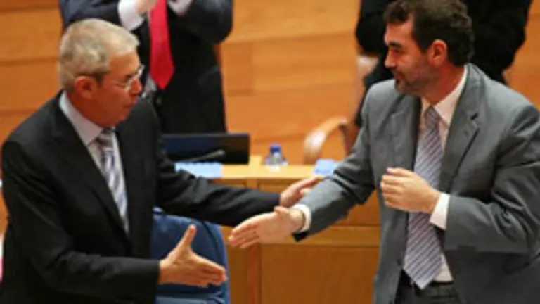  Touri&ntilde;o y Quintana se estrechan la mano durante el debate celebrado la pasada semana en al Parlamento gallego.