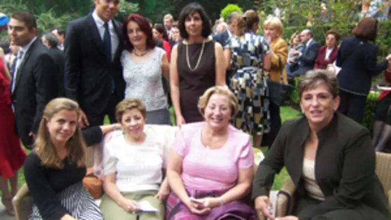  Victoria Cristóbal conversó con varios españoles en la Fiesta de la Hispanidad.