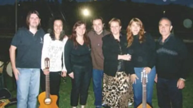  Xos&eacute; Mar&iacute;a Porteiro, felicitando a parte del grupo en una actuaci&oacute;n.