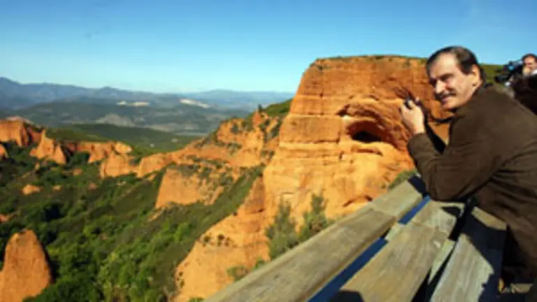  El ex presidente de México Vicente Fox observa el paisaje de Las Médulas.