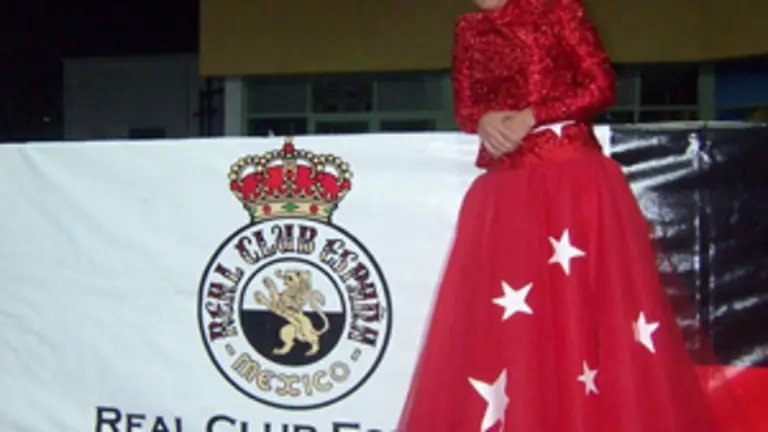 Cristóbal usó con orgullo este emblema de tela que simboliza la modernidad, el color y el diseño de la comunidad de Madrid.