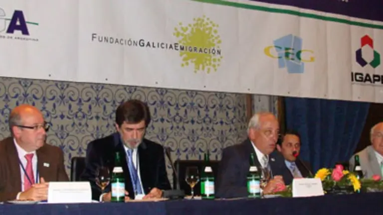  Mesa de autoridades en la inauguraci&oacute;n de las primeras Jornadas de Empresarios Gallegos de Argentina.