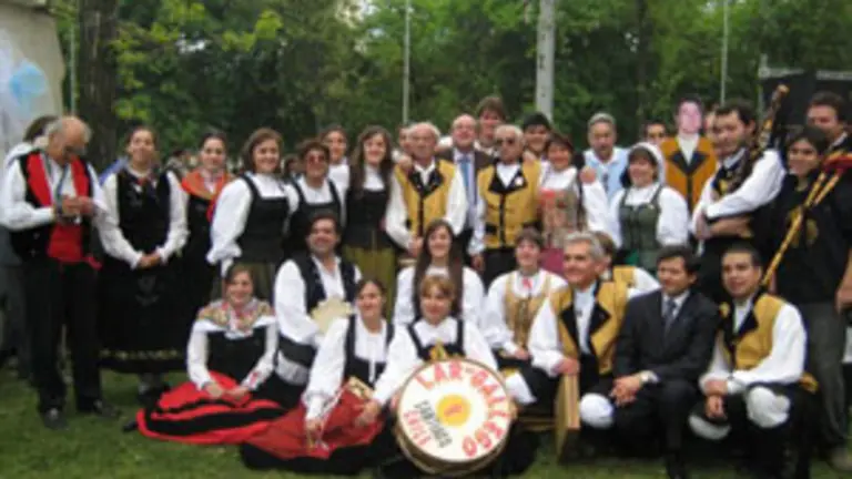  Manuel Luis Rodr&iacute;guez se reuni&oacute; con los j&oacute;venes de los diferentes grupos del la asociaci&oacute;n &lsquo;Lar Gallego&rsquo; de Chile.
