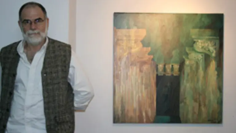  El pintor, junto a uno de los cuadros que expone en la galer&iacute;a Chroma, en Vigo.