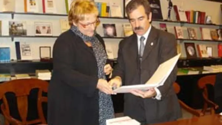  Porteiro y Gleadell, durante la visita a la Delegaci&oacute;n de la Xunta.