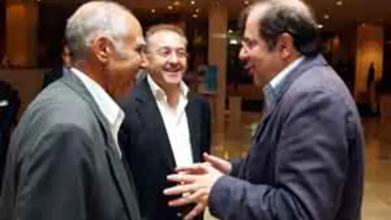  Herrera habla con el presidente de la Casa de Zamora en Cuba, Sergio Rabanillo, durante su última visita a la isla.