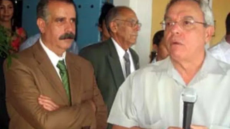  Eusebio Leal se dirige a los presentes, acompañado por José Luis Bermúdez, con Sergio Rabanillo al fondo.